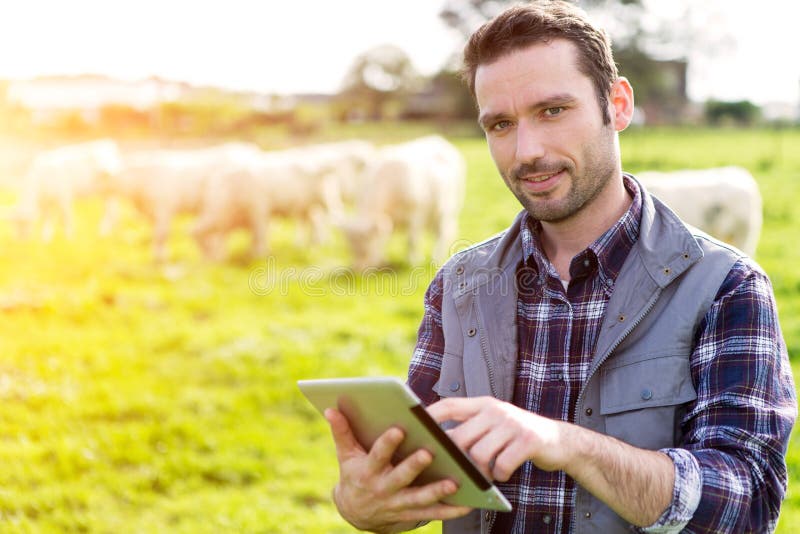 Calling farming. Человек в поле с планшетом. Трудящийся человек в поле. Farmer with Tablet. Задумчивый фермер.