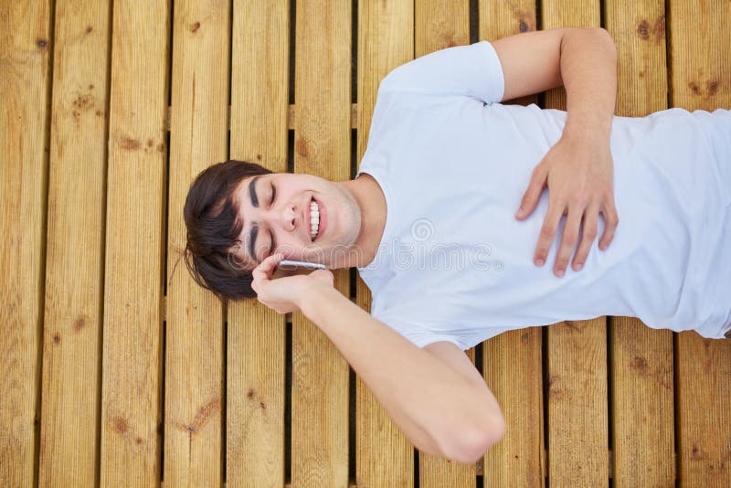 человек спит на полу. серфинг доска. серфинг доска лежит. человек лежащий на доске. лежачий сёрфинг.