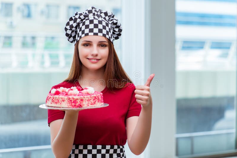 Девушка печет торт