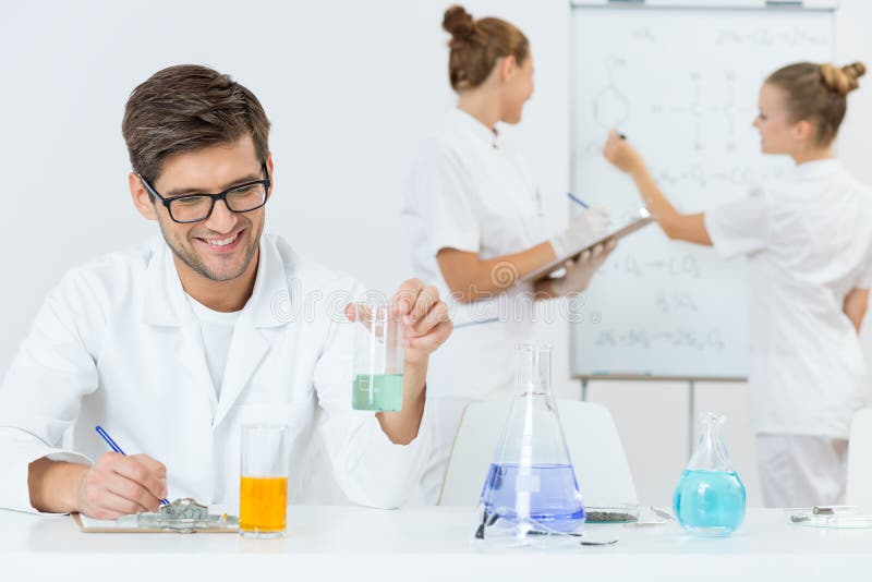 молодой ученый в лаборатории. молодой испанский ученый в лаборатории. молодой ученый на фоне микроскопа. ученые в лаборатории россия. молодые ученые россии.