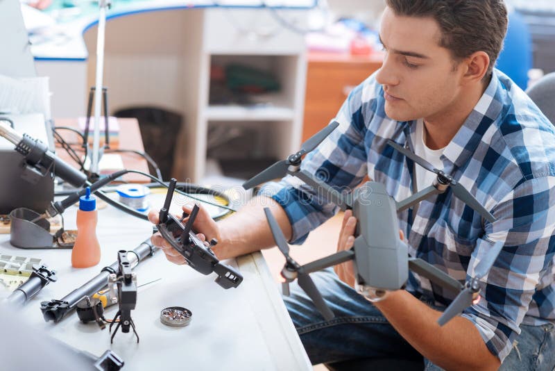 девушка собирает компьютер. человек собирающий устройства. пожилые люди и компьютер. человек собирающий устройства. сборка компьютера.