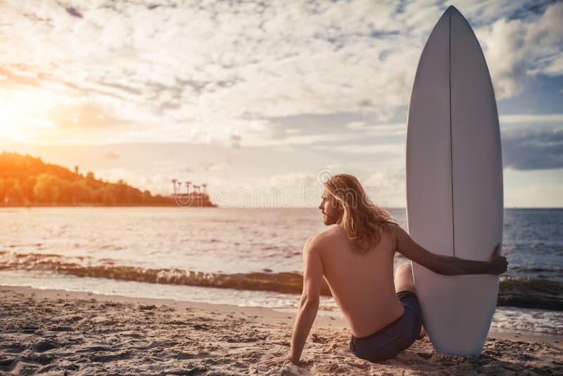 Молодой человек с surfboard