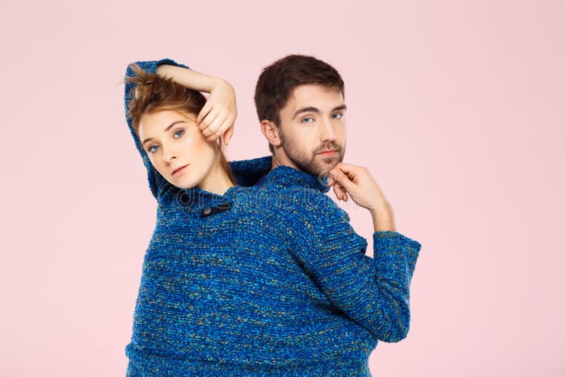 Мужчина и женщина с красивыми волосами. Пара в стильной одежде. Гармоничные отношения мужчины и женщины. Фотосессия с несколькими мужчинами. Дневники вампира деймон и елена.