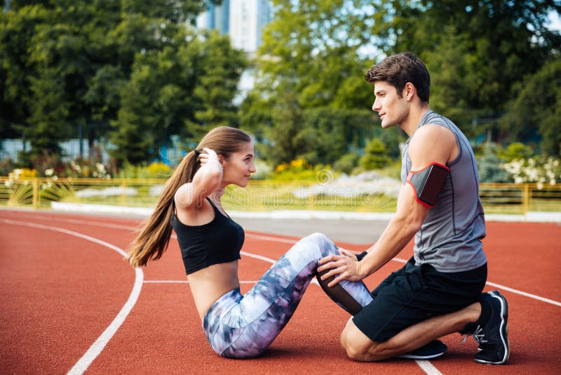 Спортивная пара на улице