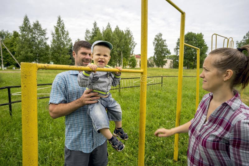 сяду со отцом. любэ и бурунов. сяду со отцом. бурунов и любэ а река течет. стихотворение зато ларисы рубальской.