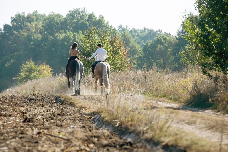 Мы вновь ехали на лошадях и любовались. Прогулка на лошадях вдвоем. Романтическая прогулка на лошадях. Пара верхом на лошадях. Прогулка верхом на лошади.