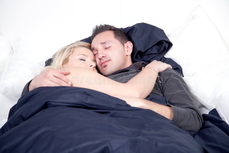 Русские муж и жена в постели. Супруги мирно спят. Картинки молодая пара спят. Парень и девушка спят вместе картинки.