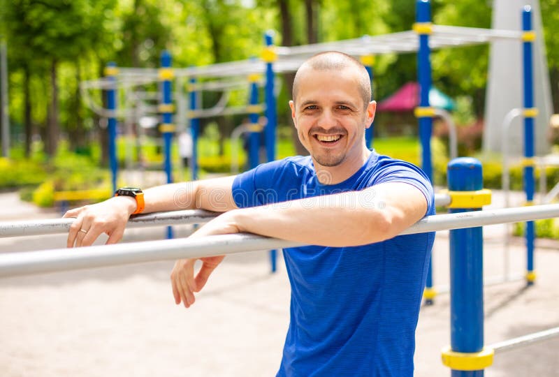 Спортсмен облокотился