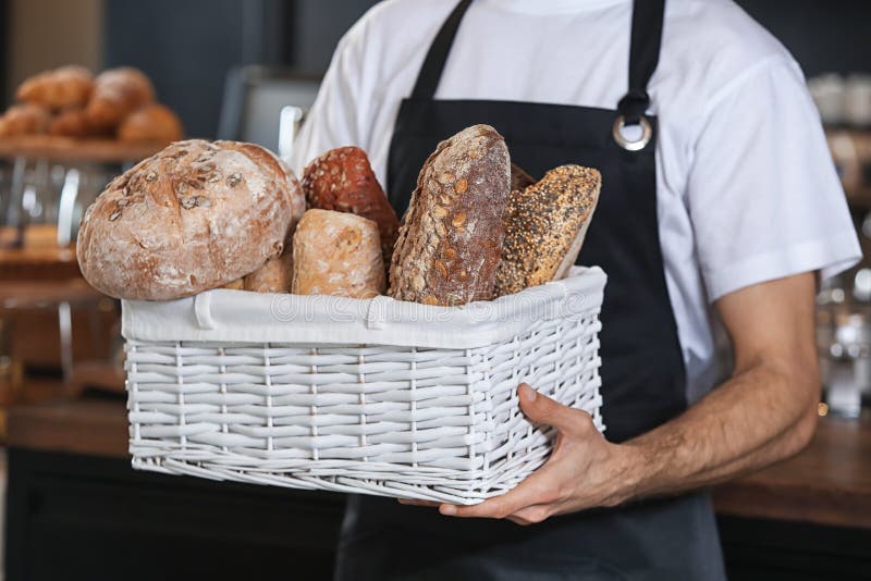 Человек есть много хлеба. Мужик выбирает хлеб. Пекарь держит в руках хлебобулочные изделия. Хлеб держу в магазине. Нижегородский хлеб.