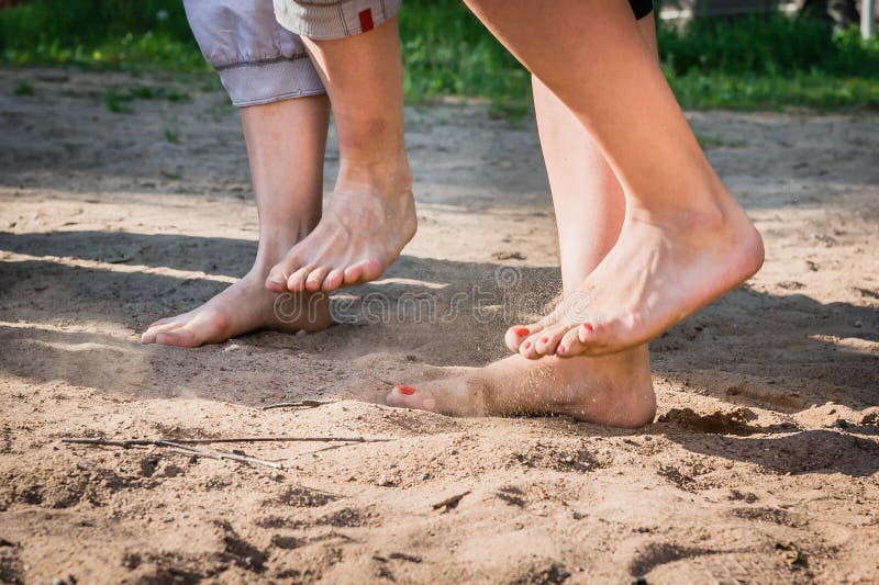 Foot stomping. Барефут Сэнд. Босиком по песку. Босиком по песку композиция. Танцуют босиком на песке.