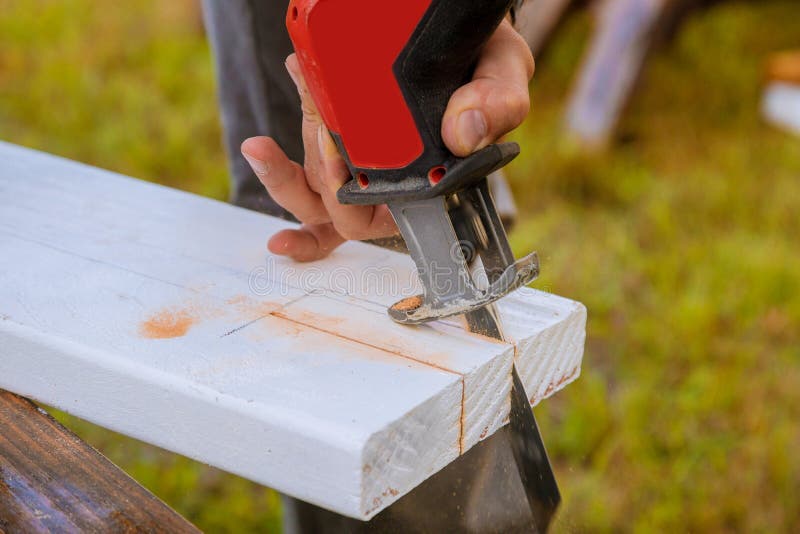 Резка дерева с опилками. Sawing with a Jigsaw. The Wood is usually Cut with a saw. Shelves and frames for sawing with a Jigsaw. Чем можно резать доски