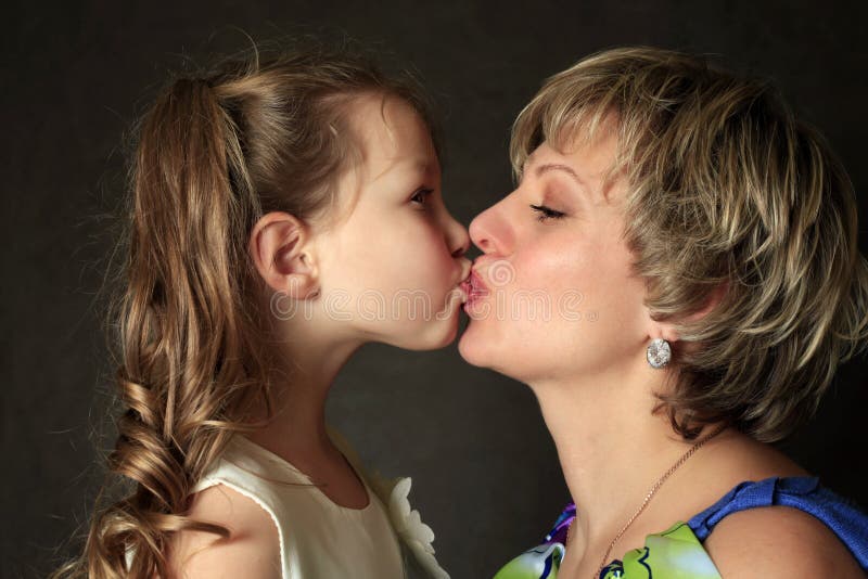 Мать и дочка сосут. Мама с дочкой поцелуй. Мама целует дочь. Мама с дочкой поцелуи с языком. Поцелуй с языком матери и Дочки.