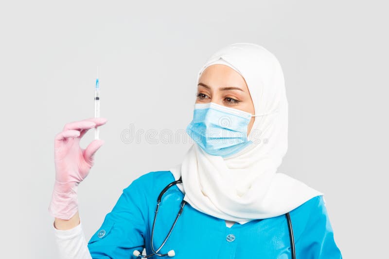 Врач мусульман. Мусульманка врач. Мусульманки медики. Мусульманские медсестры. Медсестра в хиджабе.