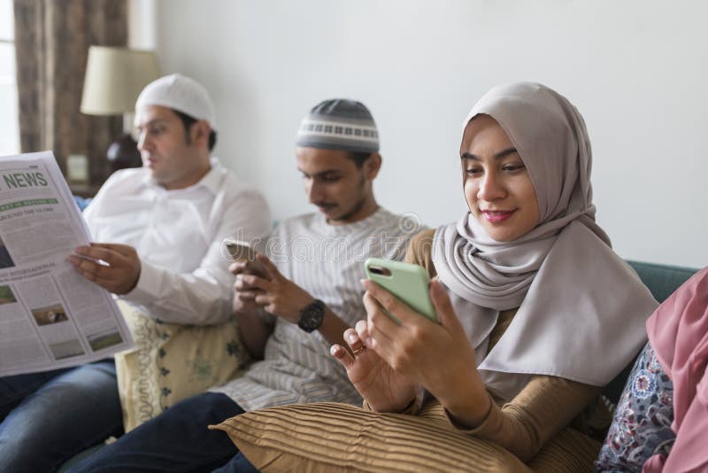 Мусульмане по другому. Muslim English course social Media. Muslim English social Media. International Muslim Friendship. Phone and Muslim.