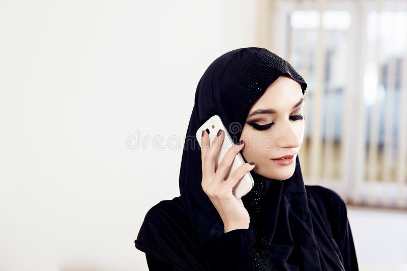 Говорить по мусульмански. Девушка в хиджабе за компом. Мусульманка звонит. Мусульманка за компьютером. В хиджабе говорит.