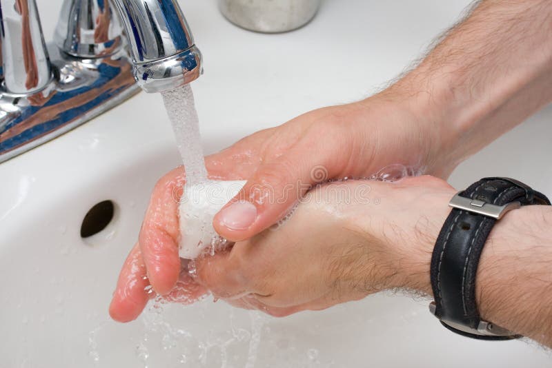 Можно помыть руки. Мытье водой с мылом. Руки в холодной воде. Гигиеническое мытье рук с мылом и водой.