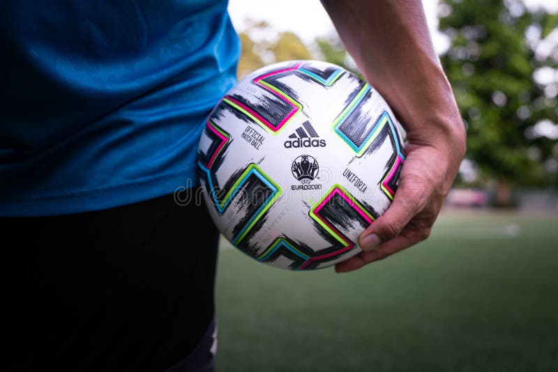 Футбольный мяч adidas Euro 2020 uniforia Competition