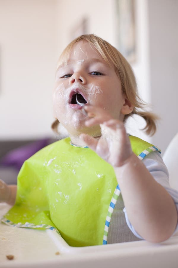 Маме полный рот. Девушка с йогуртом во рту. У ребенка во рту йогурт. Девочки рот в молоке.
