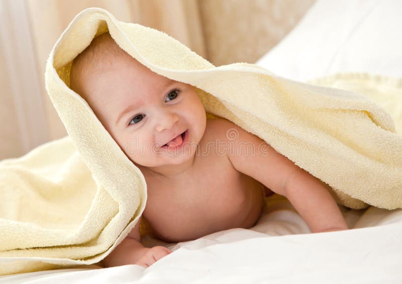 Малыш в полотенце. Фотосессия малыша после купания. Младенец в полотенце. Малыш после купания. Дрожит после купания