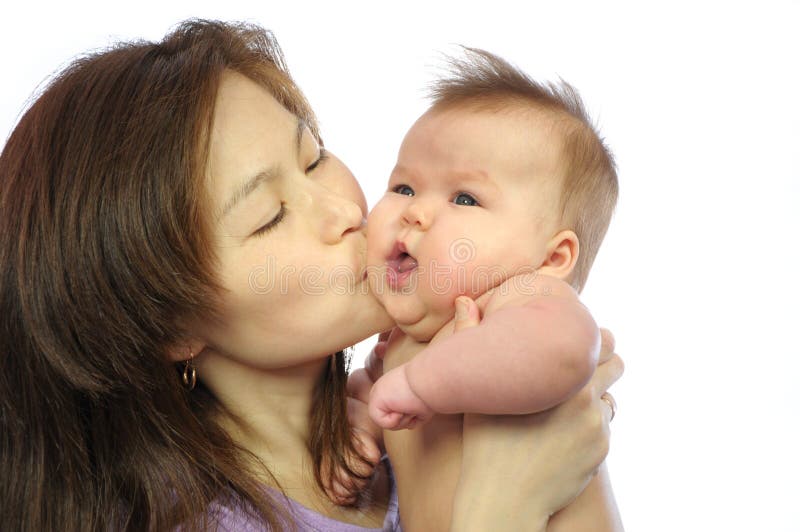Видео целовать маму. Мама целует малыша в нос. Мама целует ребенка Смайл. Мама целует младенца Корея. Мама целует младенца Китай.