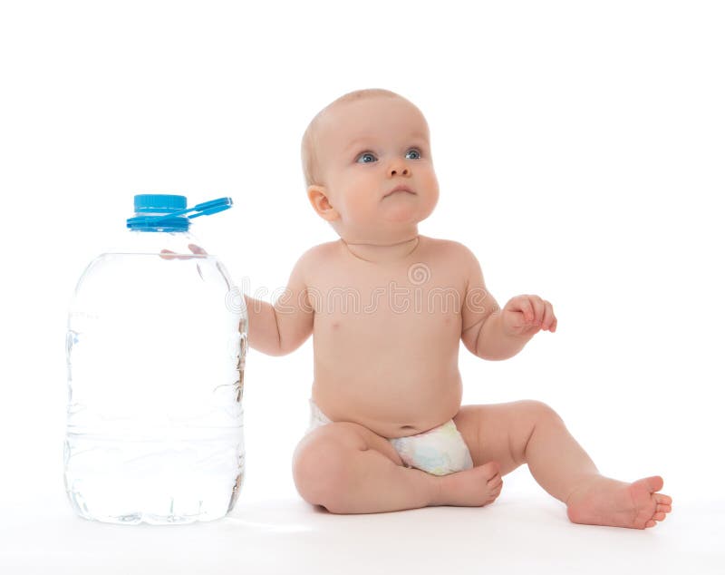 Первая вода для новорожденных. Малыш сидит с бутылочкой. Малыш сидит с бутылкой. Маленькая девочка с огромной бутылкой. Новорожденный малыш бутылкой воды.