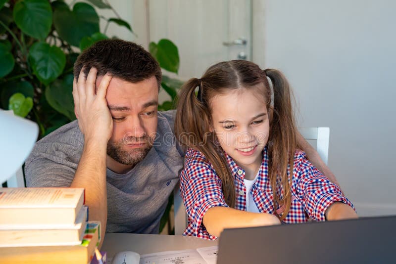 Дочь помогает папе. Фото дочка помогает папе. Daughter learn. Право общение отец с детьми