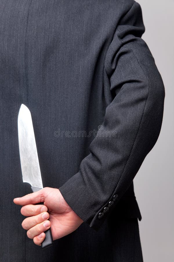 На спине с ножевыми. Нож за спиной. Человек с ножом за спиной. Мужчина с ножом за спиной.