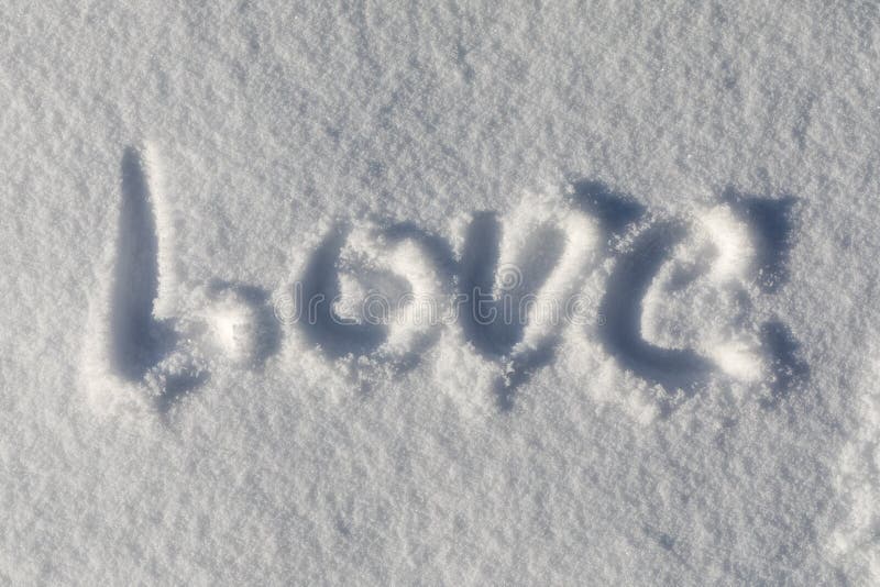 Как пишется сугроб. На снегу пишет имя. Слово Вика на снегу. Как пишется снег. Надпись лов на машине на снегу в 3d.