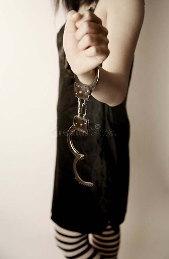 Парень надевает наручники. Красивые девушки в кандалах. Кожаные наручники за спиной. Девушка Handcuffs. Девушка надевает кандалы.