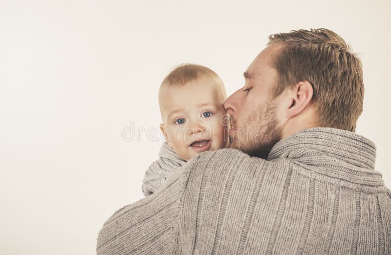 Поцелуй отец сын. Father and child Kiss.