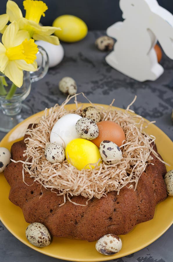 Украшение куличей гнездом с яйцами