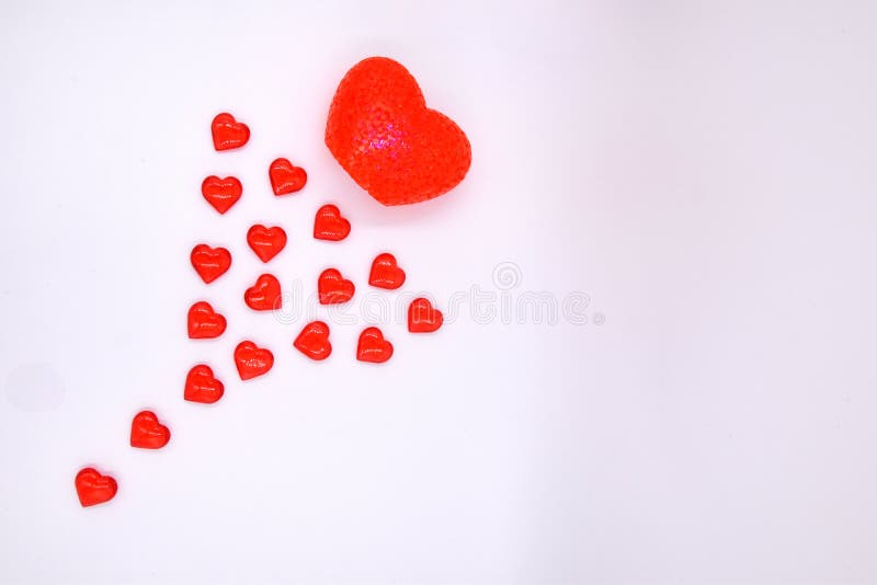 На белом фоне красное сердце и маленькие сердца во время путешествия  Стоковое Фото - изображение насчитывающей пинк, больш: 171060166