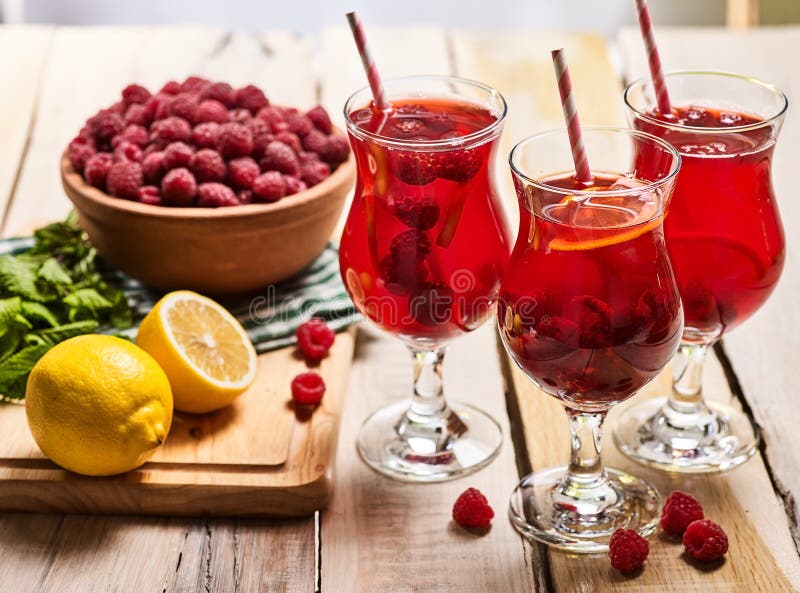 Вкусное стекло. Почему в стекле вкуснее. Вкусная вода. Детокс вода с малиной. Фото молоко и кола в стакане.