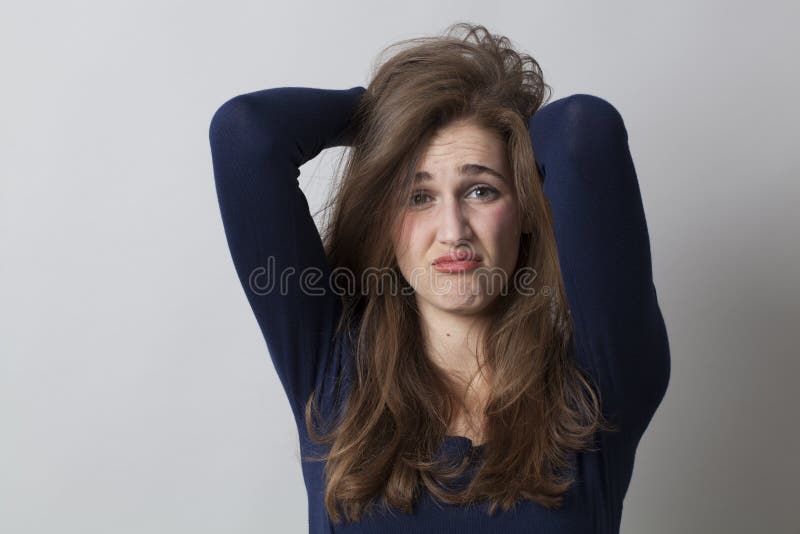 Девочка ponytail. Девушка выбирает расческу. She wore her hair in a. She wore her hair in a. She wore her hair in a.