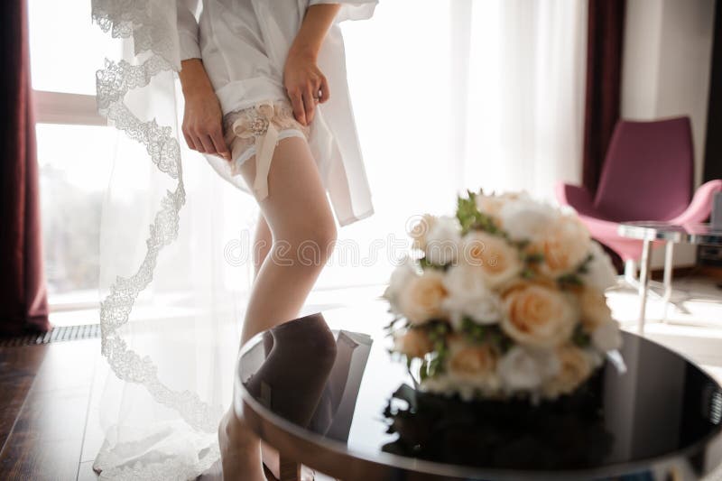 Сексуальные невесты в белых чулках с подвязками фото