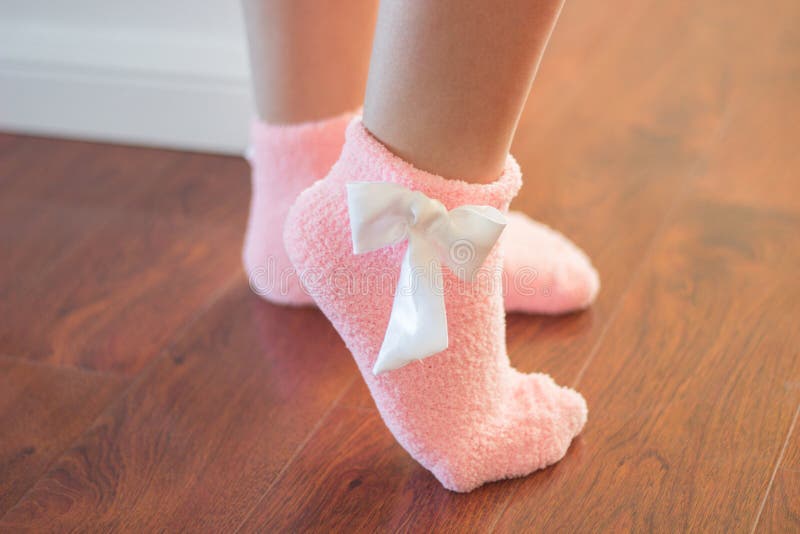 Ножки в розовых носочках. Милые розовые носочки. Розовые носочки розовые. Белые носки с розовым бантом. Розово белые носки