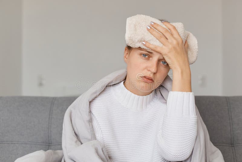Полотенце на лоб. Полотенце на лбу. Холодное полотенце на лоб при гриппе. Полотенце на лоб мужчина болеет. Холодное полотенце на лоб пои боли при головной.