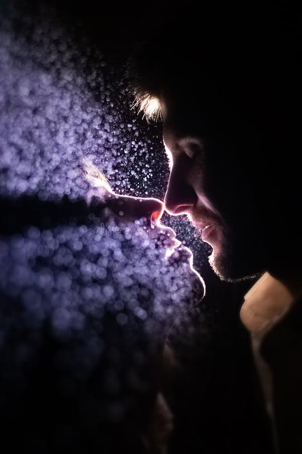 Некоторые любители целуются ночью против света Лучи света через дождевые  капли, создавая эффект искры Стоковое Фото - изображение насчитывающей  слепимость, женщина: 200035686