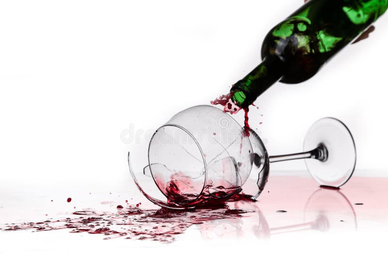 Разбитое вино. Бутылка вина разбивается. Неправильный бокал.