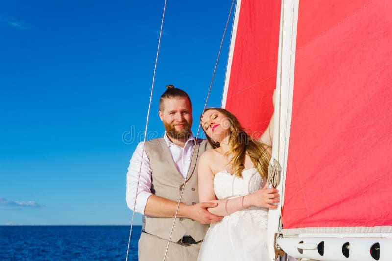 My sister likes to sailing a boat. Smooth sailing перевод. My sister likes to sailing a boat. My mum is sailing a boat at the moment. Points of sail.