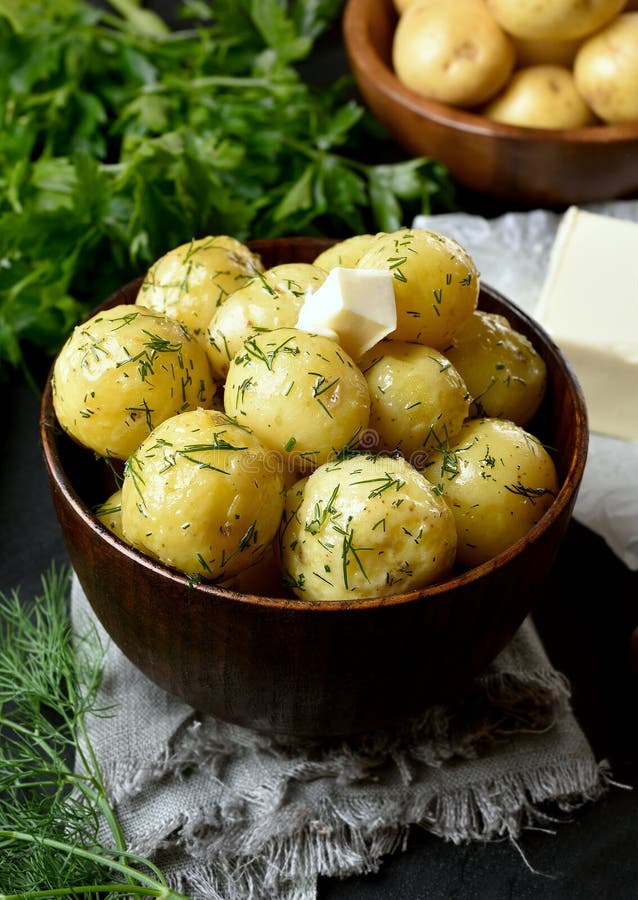 Картошку без укропа. Картошка с укропом. Картофель отварной. Картофель отварной с укропом. Картошка с зеленью и маслом.