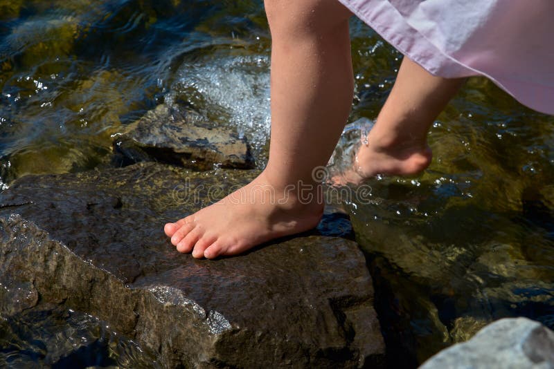 Дерево ногами в воде. Детские ноги в воде. Детские ноги в воде брызги. Детские ножки в воде. Окунуть ноги в воду.