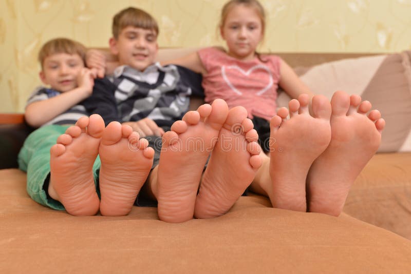 Дети фут. Feet дети. Ребенок на диване с ногами. Feet 3 дети.