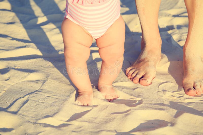 Ноги мамы для детей. Обливание ног ребенка. Ножки младенца на пляже. Младенца ноги на фоне пляжа. Ноги мамы с ребёнком у моря.