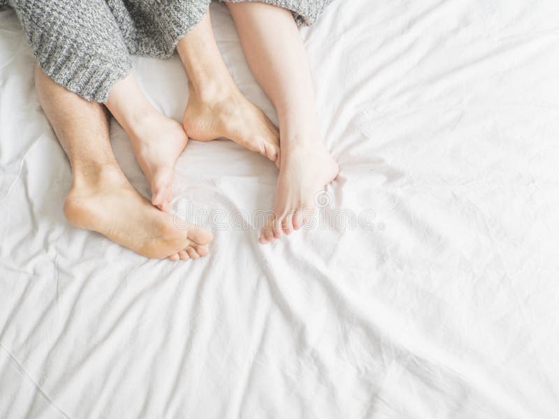 Ноги спящей подруги. Ступни пар. Две пары ног под одеялом. Ноги спящей пары. 2 Ноги под одеялом.