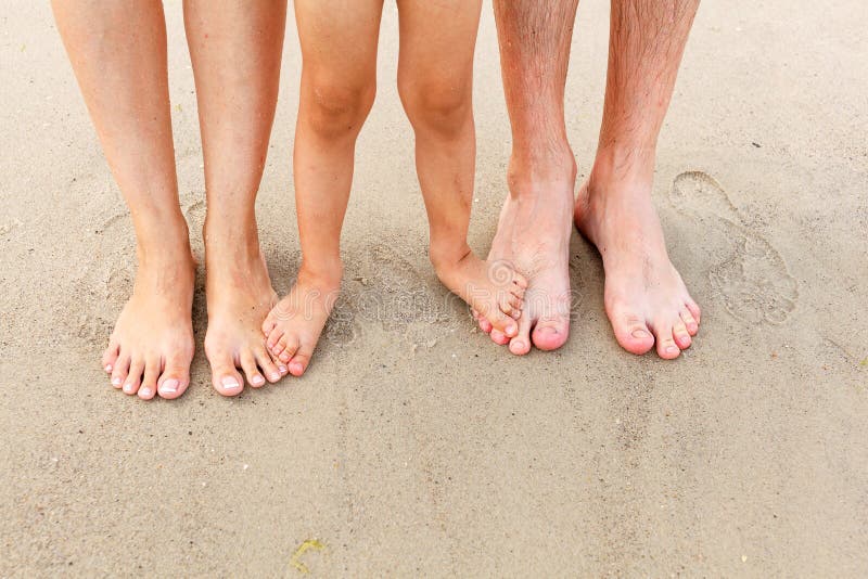 Family feet. Семья ноги. Ступни всей семьи. Фото семейное ноги. Фото семьи ноги.