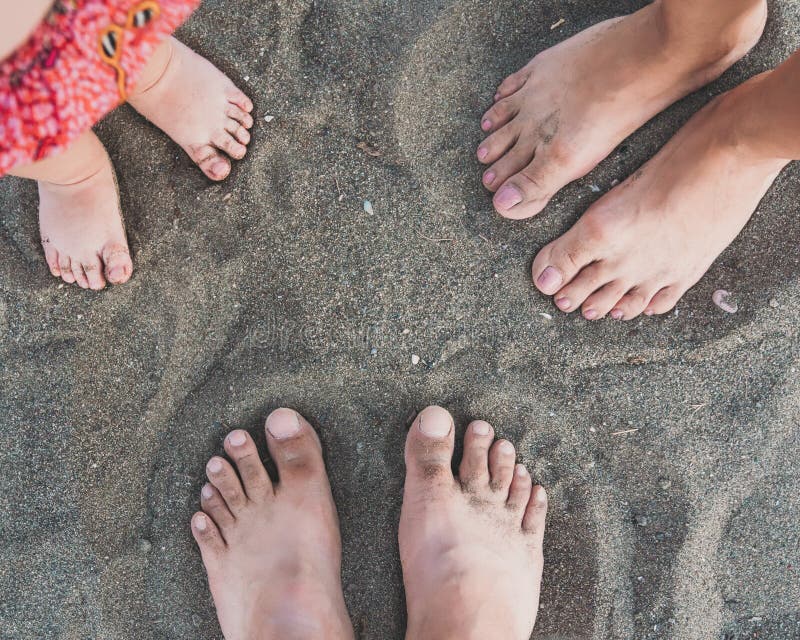 Family feet. Стопы семьи на пляже. Семья ноги. Ноги семья пляж. Отпечатки ног семьи на пляже.
