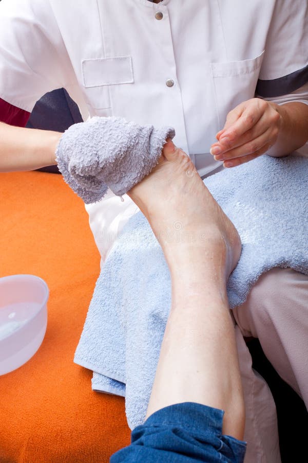 Мытье рук пациенту. Мытье ног тяжелобольному. Мытье ног тяжелобольного пациента. Уход за стопами пациента. Уход за ногами больного.