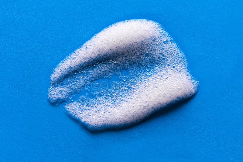 Гелевая текстура маски. Пенка для лица текстура. Photo face Cleansing Mousse Sample White Cleanser Foam Bubbles on Blue background. Чем отмыть пенопласт