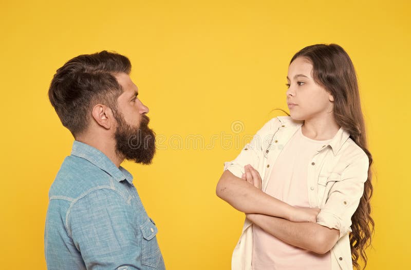 Общаться На Равных. Отец И Дочь. Лучшие Друзья Ребенка И Отца. Родительство  И Детство. День Отцов Стоковое Фото - Изображение Насчитывающей Мило,  Влюбленность: 222182396